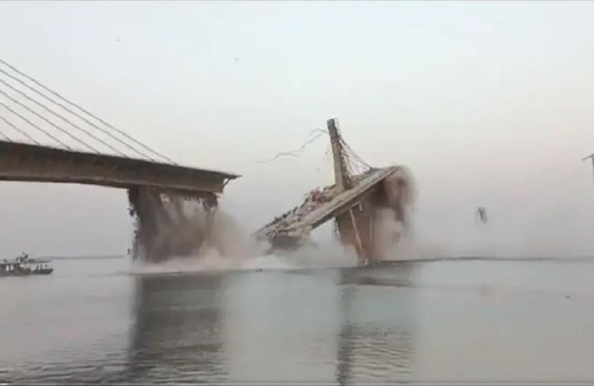 Bridge Collapses in Bhagalpur: भागलपुर में बड़ा हादसा, गंगा नदी में भरभराकर गिरा 100 फीट का पुल, देखें वीडियो