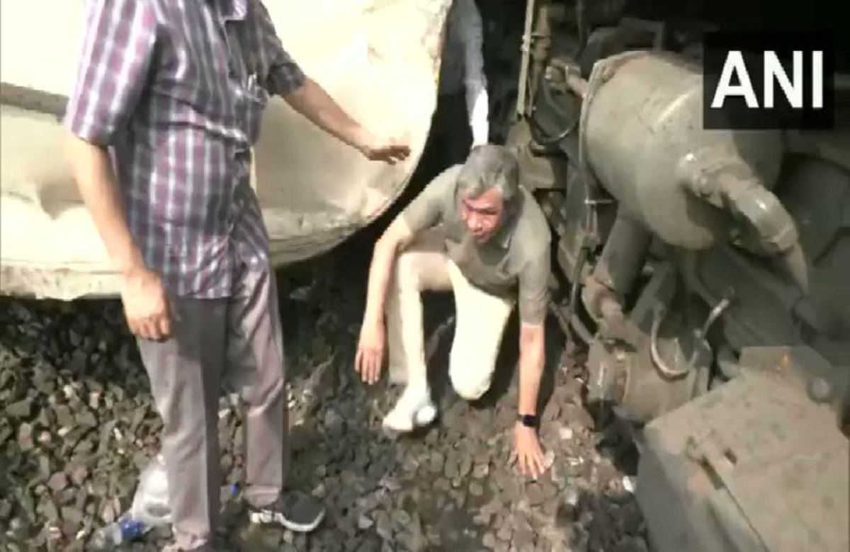 Bahanaga train accident: ट्रेन के नीचे घुसे फोटोग्राफी करा रहे रेलमंत्री, पूर्व IAS ने ट्वीट कर अश्विनी वैष्णव को घेरा