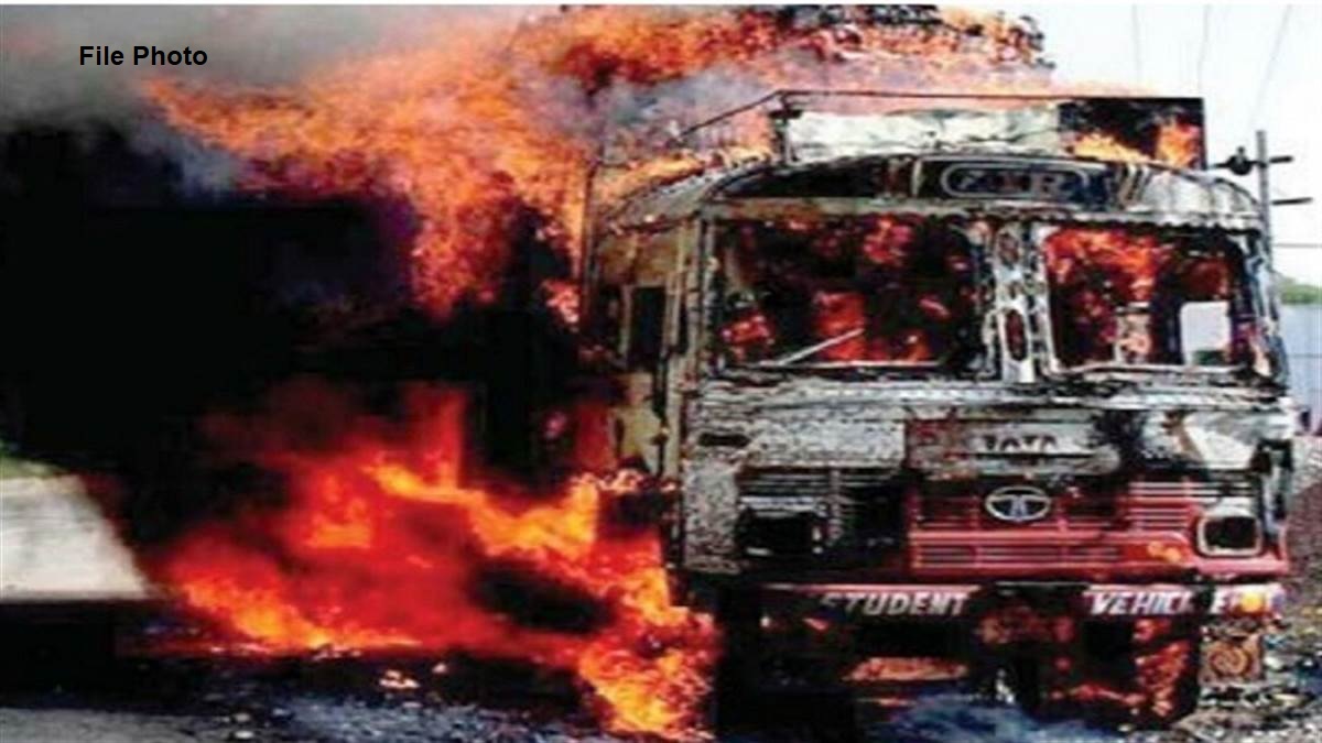 ट्रक और टैंकर में टक्कर के बाद लगी भीषण आग, तीन लोगों की दर्दनाक मौत, मची अफरातफरी