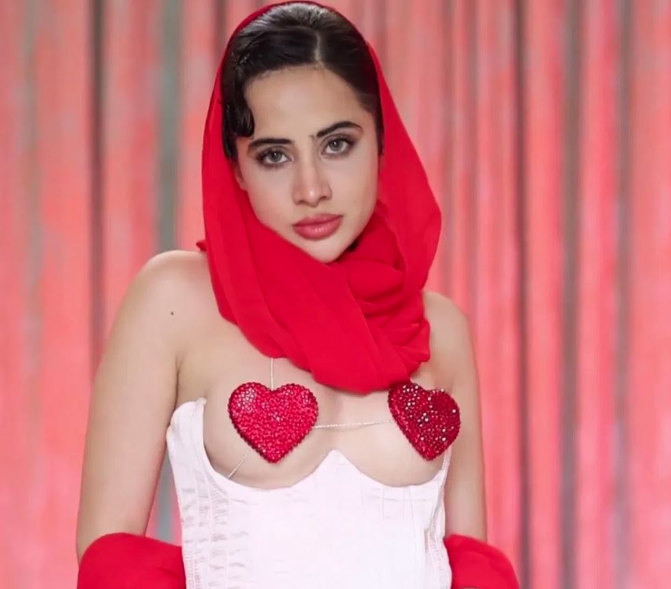 उर्फी जावेद का सेक्सी वीडियो वायरल, ऐसी ड्रेस पहनकर आयी सामने कि फैंस ने मांग लिया एक दिल