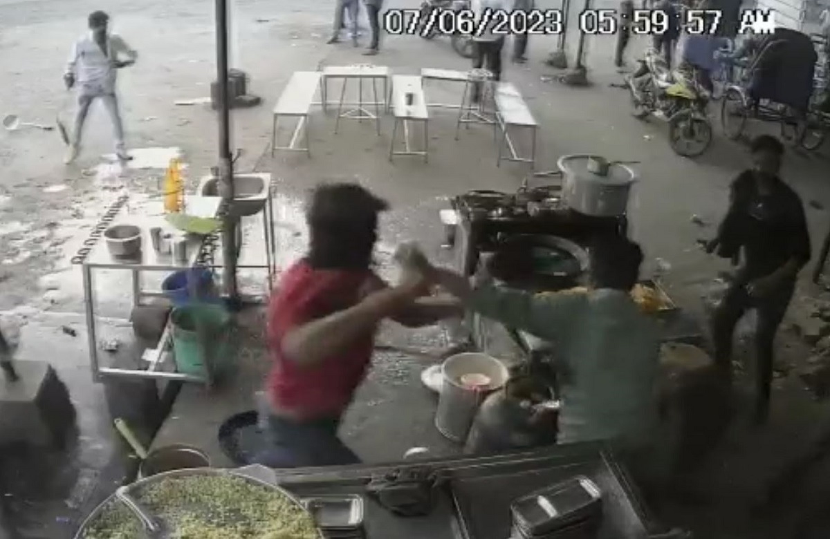 Mandla news: भीमा का भड़का गुस्सा..! चाय पोहा खाने गए युवकों पर किया जानलेवा हमला, CCTV में कैद हुई वारदात