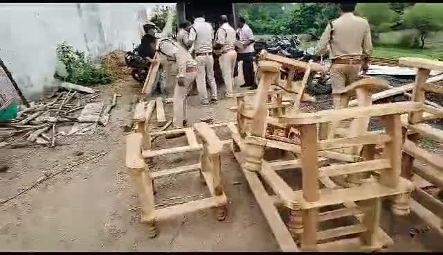 Narsingpur News: खेत में अवैध रुप से संचालित किया कारखाना, जमीन के नीचे गड़ा रखी थी सागवान लकड़ी की सिल्लियां, वन विभाग ने मारा छापा