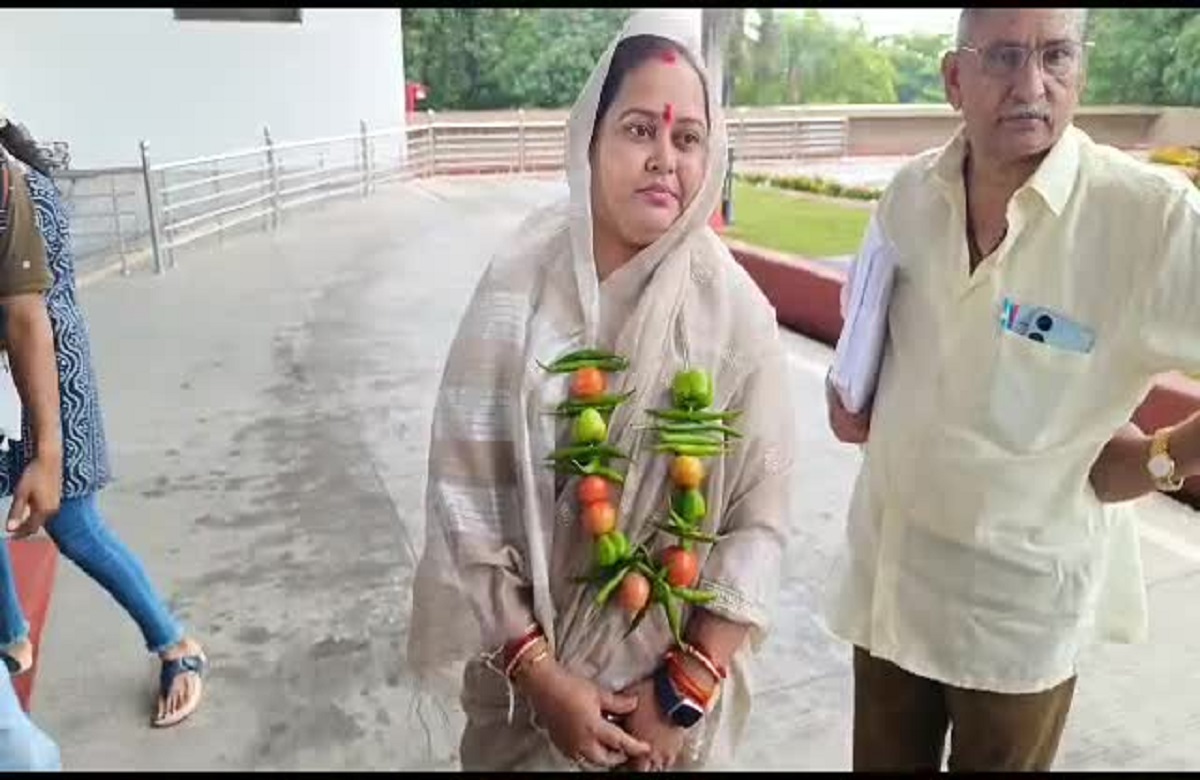Congress MLA's unique performance on tomatoes and inflation