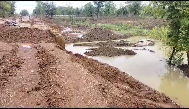 Balod News: लापरवाही की वजह से खेतों में जा रहा पुल का गंदा पानी, ग्रामीणों को करना पड़ रहा खेती में परेशानियों का सामना