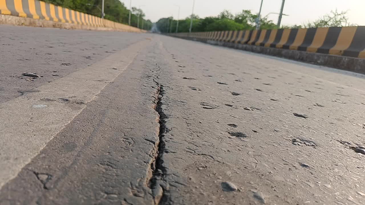 Bhilai News: घटिया निर्माण की वजह से फ्लाईओवर की सड़कें खराब, कलेक्टर पुष्पेन्द्र मीणा ने किया निरीक्षण
