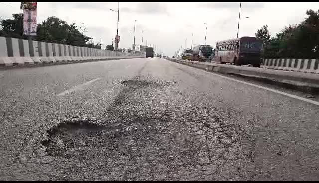 Bhilai News: घटिया निर्माण की वजह से पहली बारिश भी नही झेल पाई फ्लाईओवर की सड़क, पीएम मोदी के हाथों होना था उद्घाटन