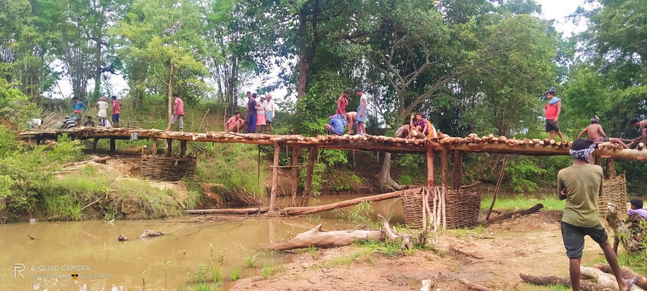 Pakhanjur News: तेज बारिश से ग्रामीणों द्वारा बनाया गया बांस बल्ली का अस्थाई पुल बहा, दर्जनों गांवों का सम्पर्क टूटा