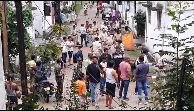 Bhilai News: तड़के की सुबह 4 बजे पुलिस ने उरला बाॅम्बे आवास में मारी रेड, काॅलोनी के 2 हजार मकानों में की गई सर्चिंग
