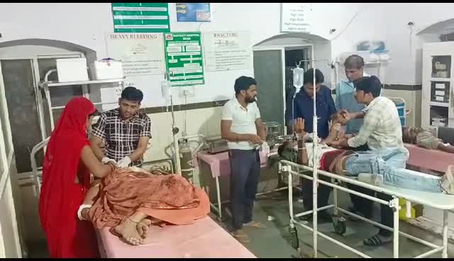 Dhar News: पर्यटकों से भरा वाहन पलटा, भैंस को बचाते समय हुआ हादसा, सभी घायलों को जिला चिकित्सालय में किया गया भर्ती