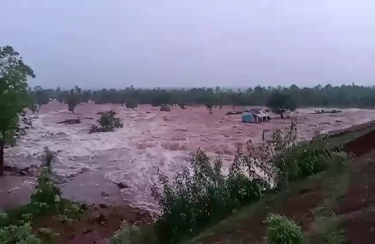 Damoh News: पौड़ी जलाशय फूटने से पानी में डूबे दो गांव, प्रशासन ने आधी रात को खाली कराए कई इलाके