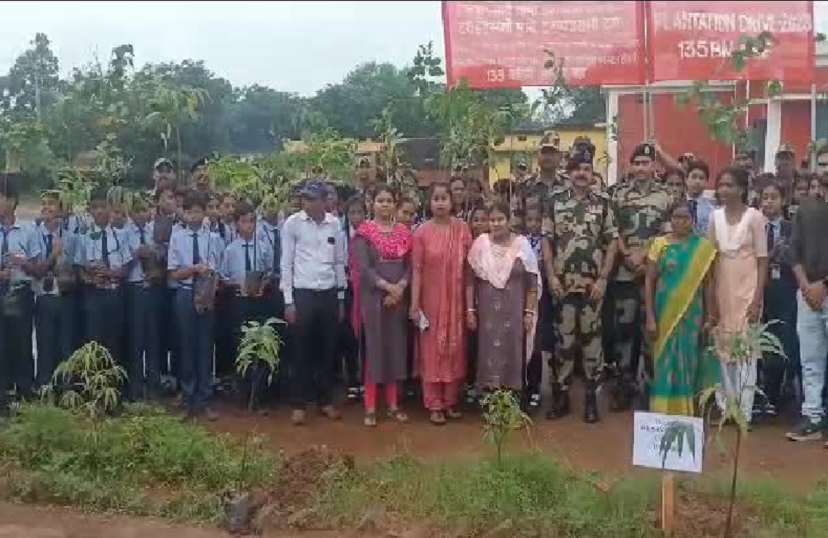 Bhanupratappur News: बीएसएफ जवानों ने स्कूली बच्चों के साथ मिलकर रोपे पौधे, 15 हजार पेड़ लगाने का है लक्ष्य