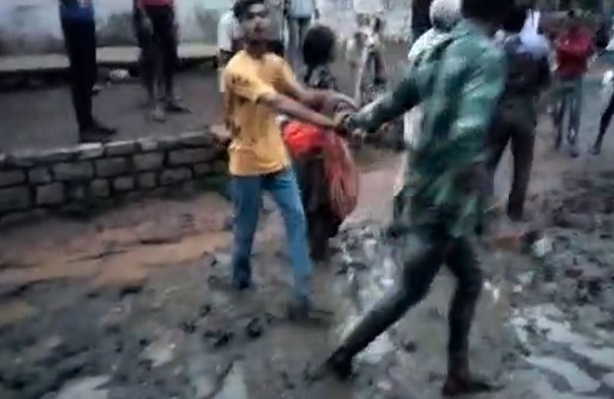 Shivpuri News: सरेराह दलित महिला सरपंच को चप्पल से पीटना पड़ा भारी, पुलिस ने दंबगों पर लिया एक्शन