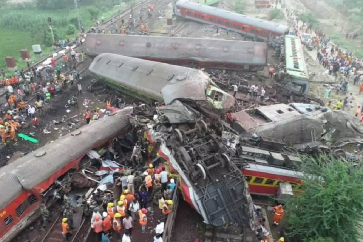 बालासोर ट्रेन हादसा: रेलवे के 7 और कर्मचारियों पर बड़ी कार्रवाई, किये गये सेवा से निलंबित, 3 हो चुके हैं गिरफ्तार..