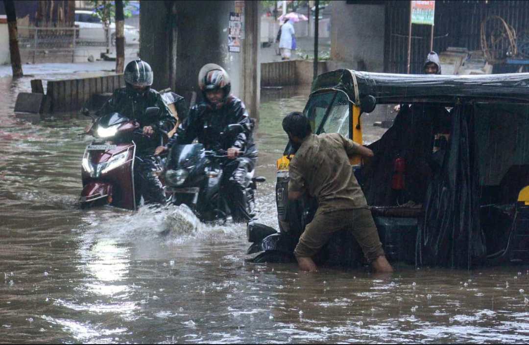 UP Weather Update : प्रदेश में होगी भारी बारिश…! खतरे के निशान के पार पहुंचा यमुना का जलस्तर, मौसम विभाग ने जारी किया अलर्ट