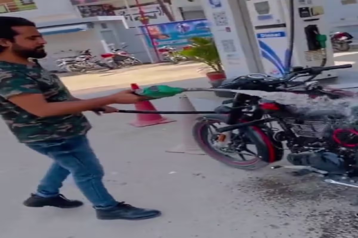 पेट्रोल पम्प पहुंचकर पेट्रोल से ही धोया बाइक, अब पुलिस ढूंढ रही इस शख्स को, Video जमकर हुआ था वायरल