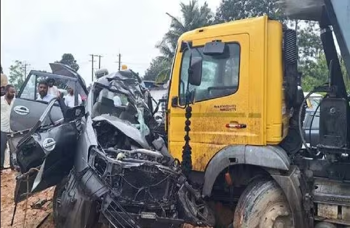 ट्रक से टकराई तेज रफ़्तार SUV, चार लोगों की हुई मौत