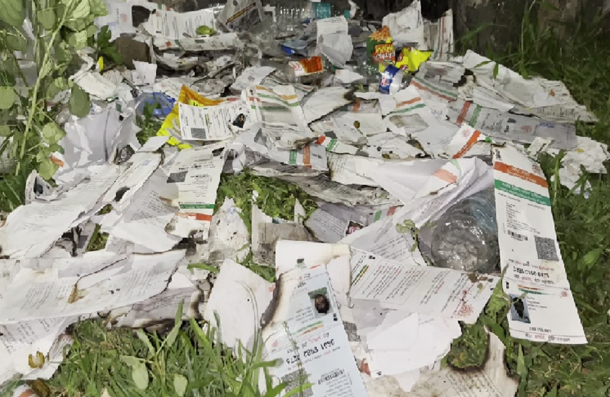 Barwani News: कचरे की तरह हजारों की संख्या में फेंका गया आधार कार्ड, प्रशासन की ये कैसी लापरवाही