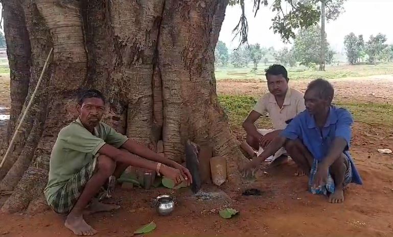 Balrampur News: बरसात के मौसम में भी इस जिले में नहीं हो रही बारिश, इंद्रदेव को खुश करने किया पूजा पाठ, बारिश ना होने से किसानों की मुश्किलें बढ़ी