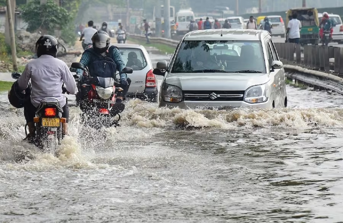 Today News Live Update: हिमाचल से दिल्ली तक भारी बारिश ने मचाई तबाही, PM Modi ने मंत्रियों से लिया स्थिति का जायजा