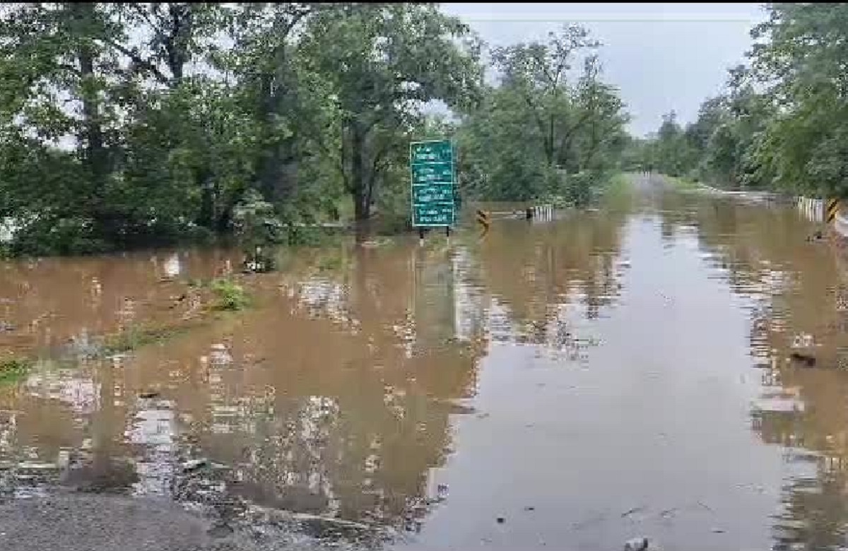 Bijapur News: आवागमन ठप : भारी बारिश के चलते नदी-नाले उफान पर, बीजापुर जिले का महाराष्ट्र और तेलंगाना से संपर्क टूटा