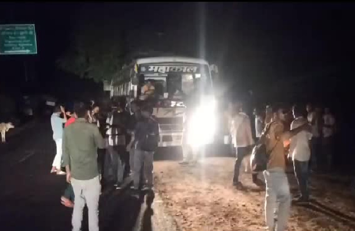 Jabalpur News: तेज रफ्तार बस ने गौ वंशों को कुचला, सवारी से भरी बस को बीच सड़क पर छोड़ भागा बस चालक