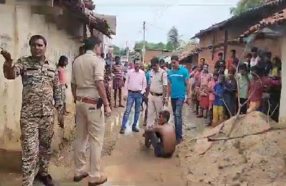 Raigarh News: मानिसक रुप से बीमार युवक ने नाबालिग के साथ किया ऐसा काम, गांव वालों ने पकड़कर किया पुलिस के हवाले