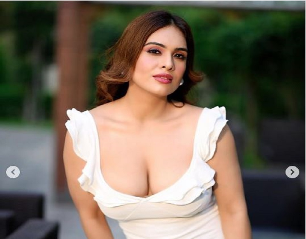 Neha Malik का Sexy Video वायरल, व्हाइट कलर की डीप-नेक बॉडीकॉन ड्रेस ने किया फैंस को घायल