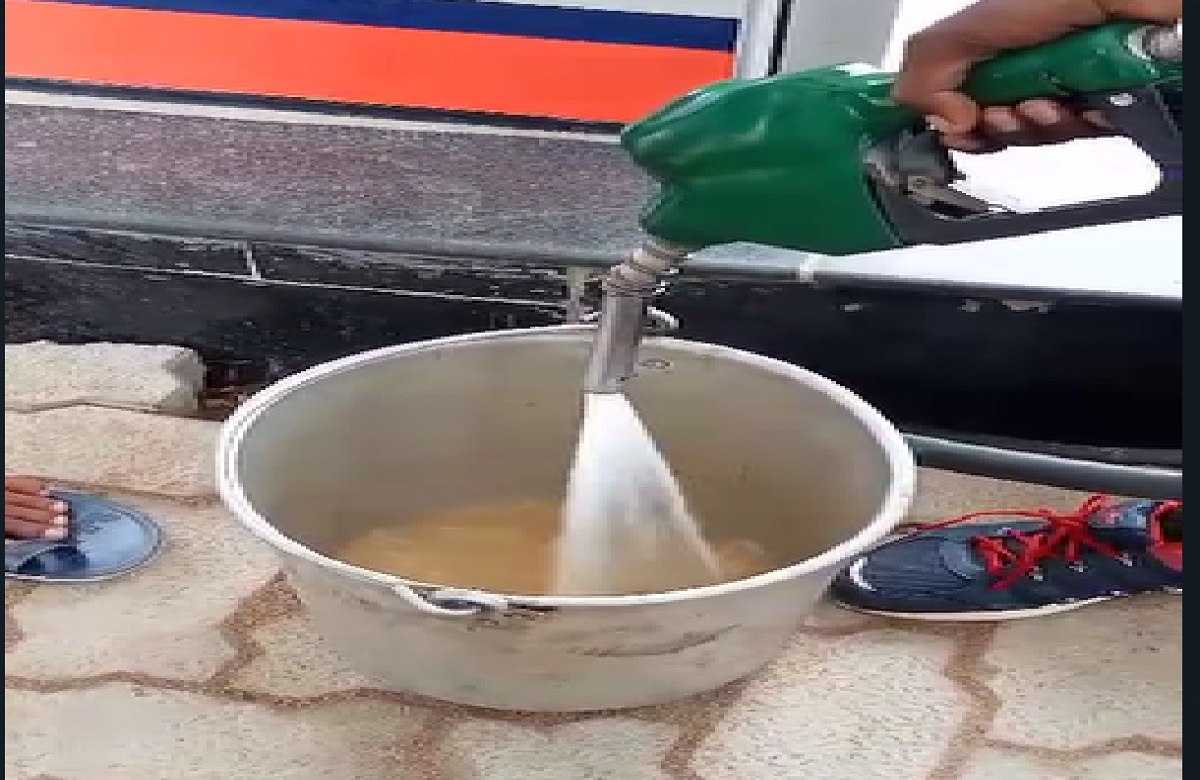 पेट्रोल पंप के नोजल से निकल रहा पानी, वाहनों में खराबी आने के बाद लोगों ने किया हंगामा, वीडियो हुआ वायरल