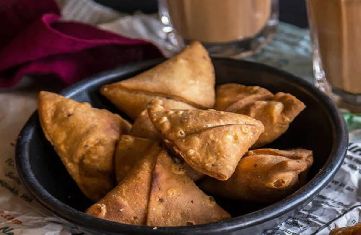 Samosa me Condom: समोसे में आलू की जगह निकला कॉन्डोम और गुटखा, चबाते ही कंपनी के कर्मचारी के उड़ गए होश