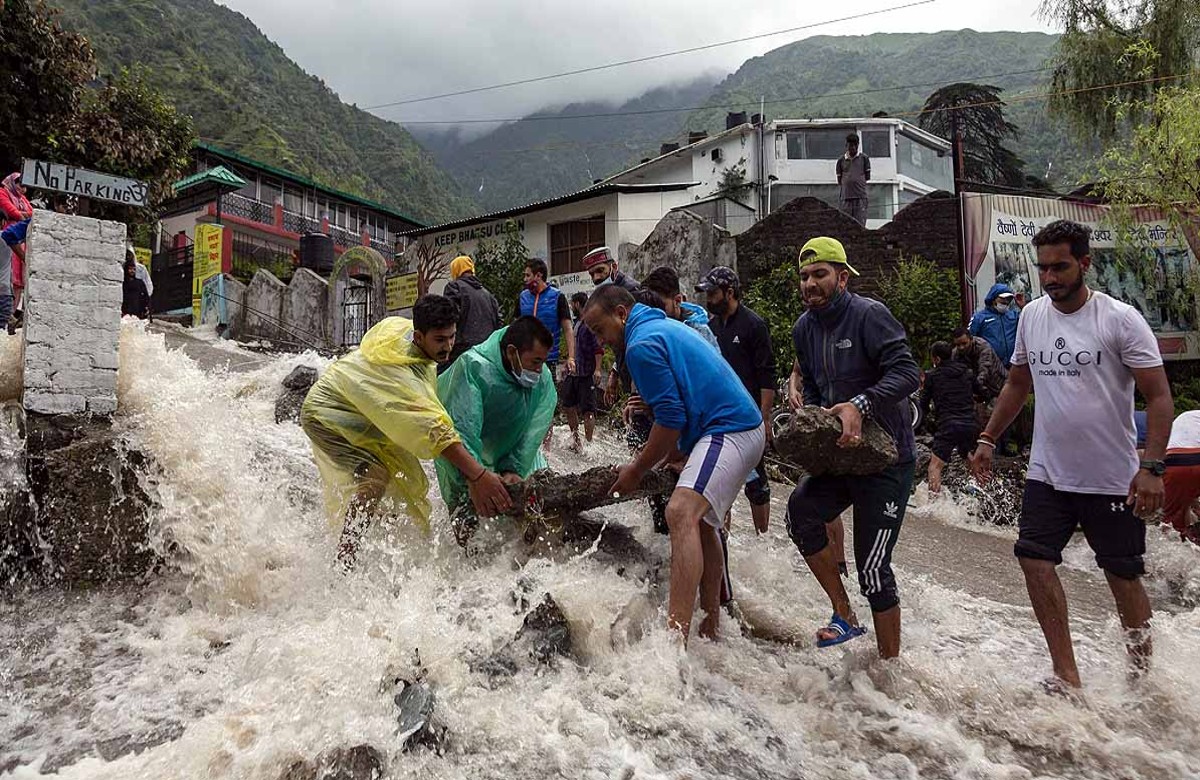 Uttarakhand Weather Update : उत्तराखंड में भारी बारिश ने मचाई तबाही, आठ जिलों में रेड अलर्ट जारी, लोगों का जनजीवन हुआ अस्त व्यस्त