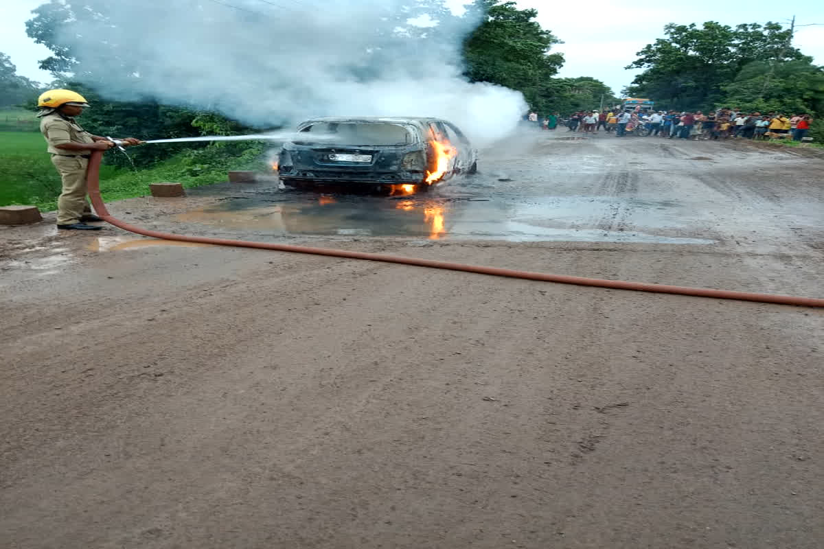 Kanker News: आग के गोले में तब्दील हुई चलती कार,  मौके पर पहुंची फायर ब्रिगेड की टीम ने आग पर पाया काबू