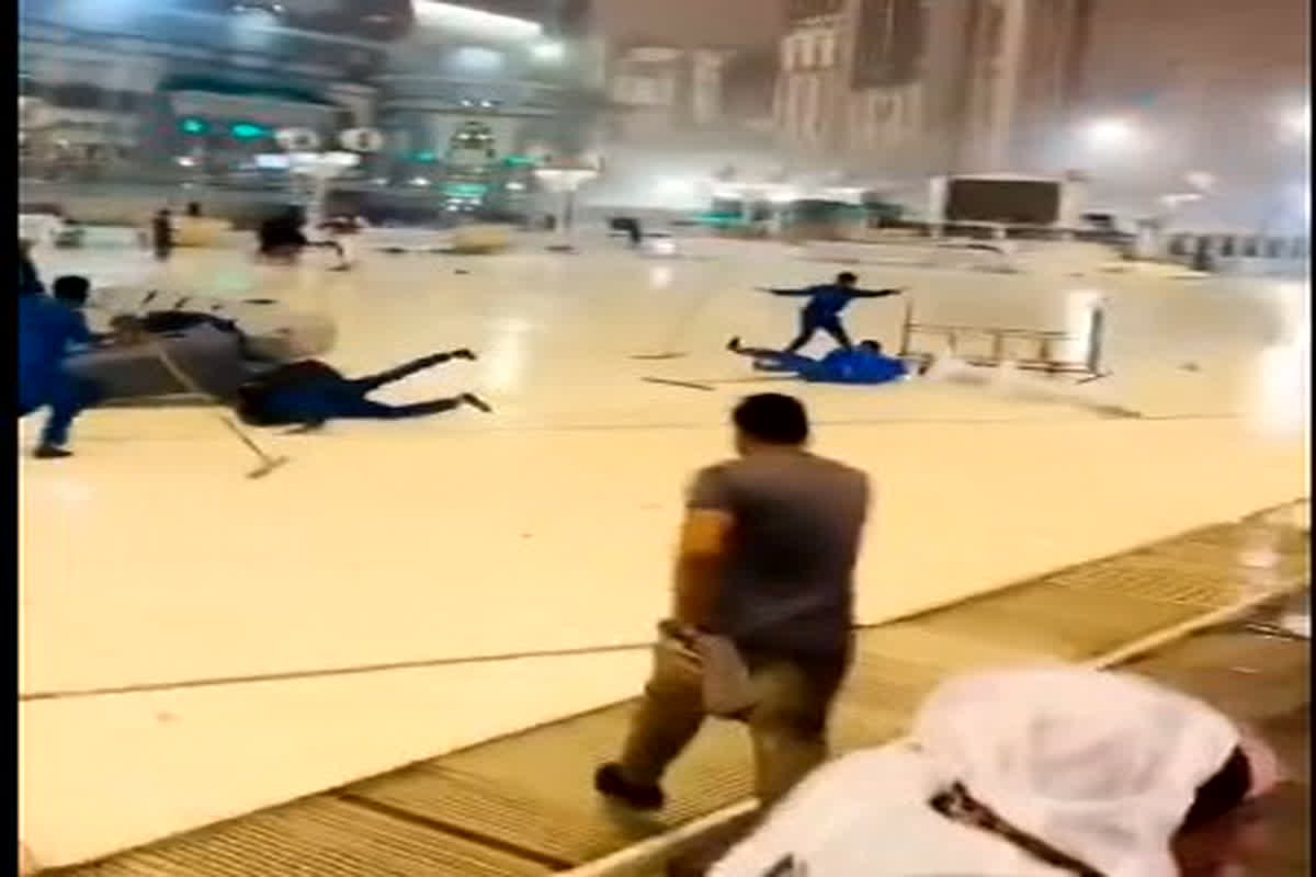 Mecca Madina Storm Video : मक्का में भारी बारिश, तूफान में उड़े लोग, वीडियो देख उड़ जाएंगे आपके होश