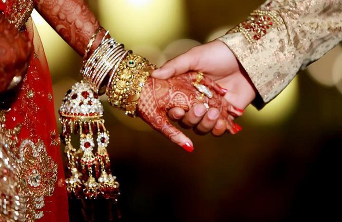 Muslim Girl Marry with Hindu Boyfriend: सनातन अपनाकर मुस्कान ने हिंदू युवक के साथ रचाई शादी, कहा- नहीं होना चाहती हलाला का ​शिकार