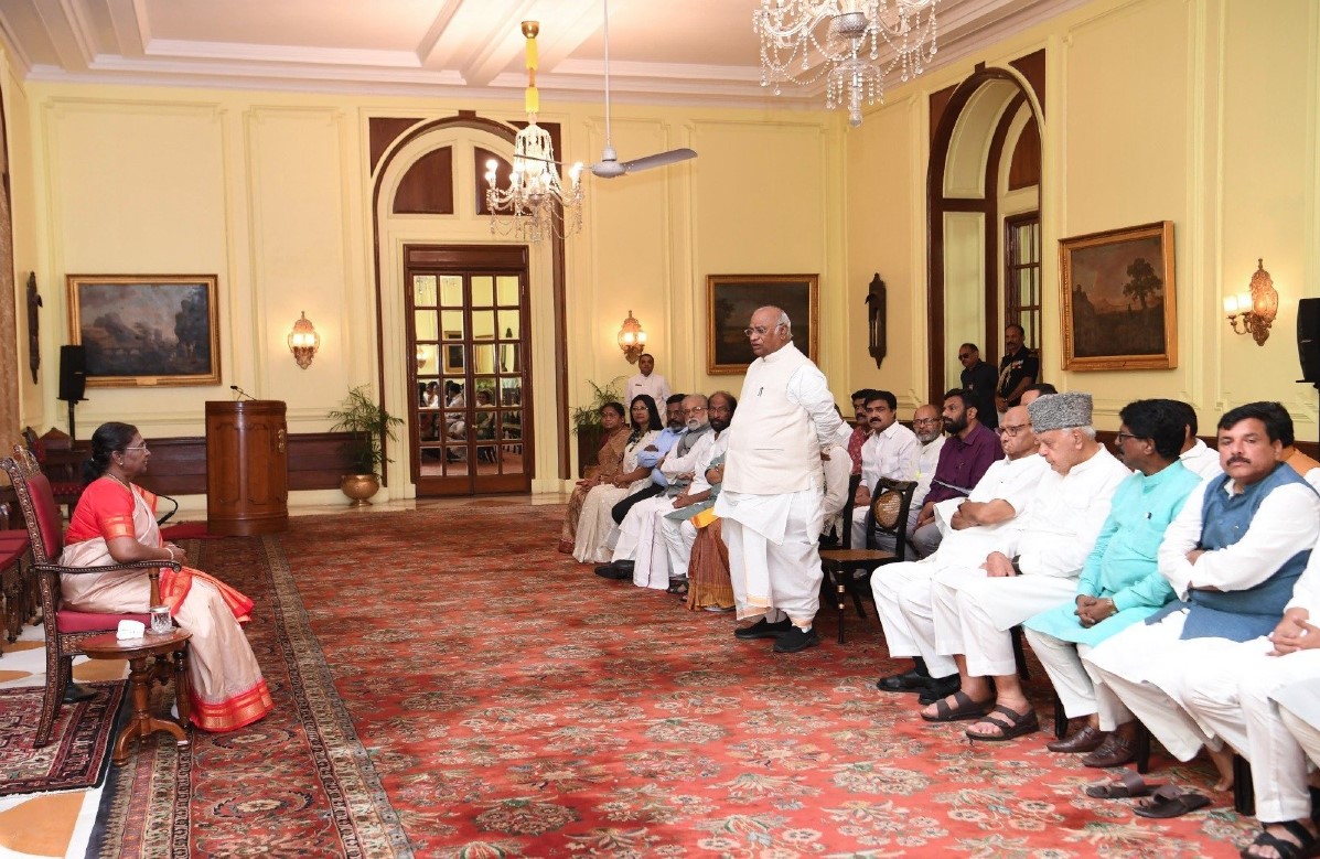 I.N.D.I.A. गठबंधन के सांसदों ने की राष्ट्रपति द्रोपदी मुर्मू से मुलाकात, मणिपुर की स्थिति से कराया अवगत, मामले में दखल देने की मांग