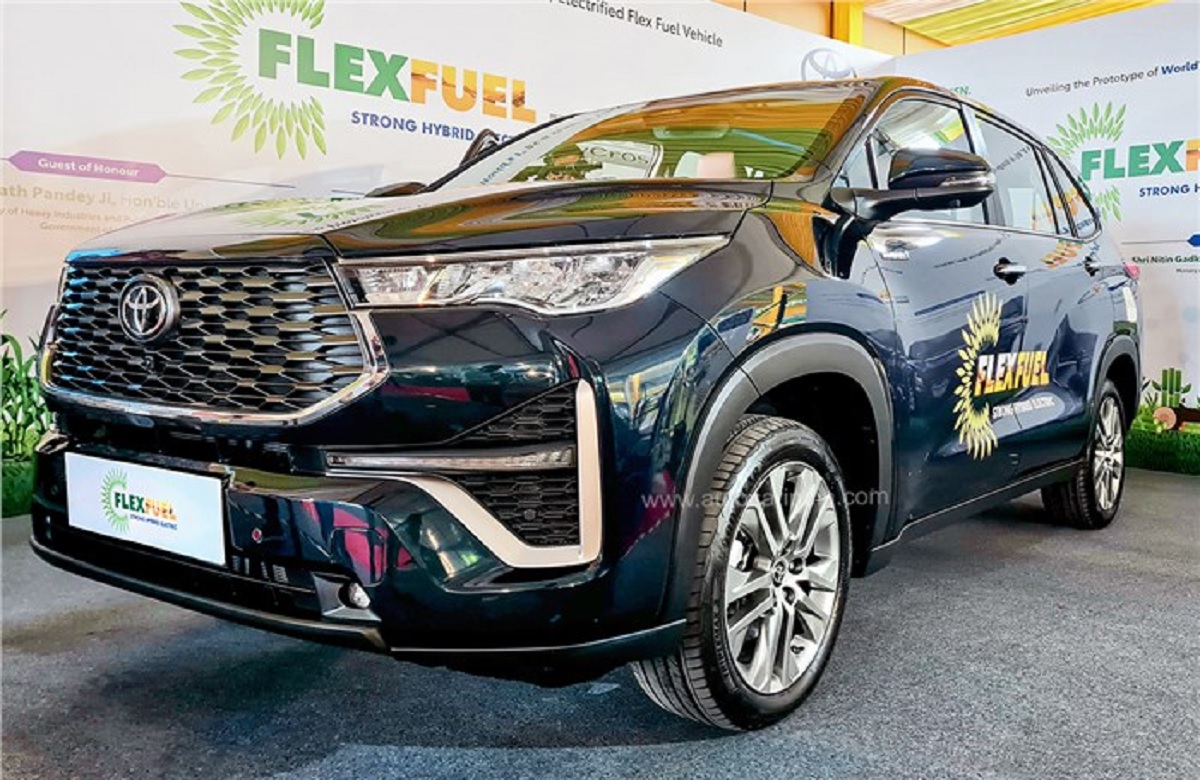 Toyota Innova Flex Fuel: दुनिया की पहली ‘इलेक्ट्रिफाइड फ्लेक्स फ्यूल’ कार लॉन्च, गाड़ी की खासियत से लेकर सबकुछ जानें यहां