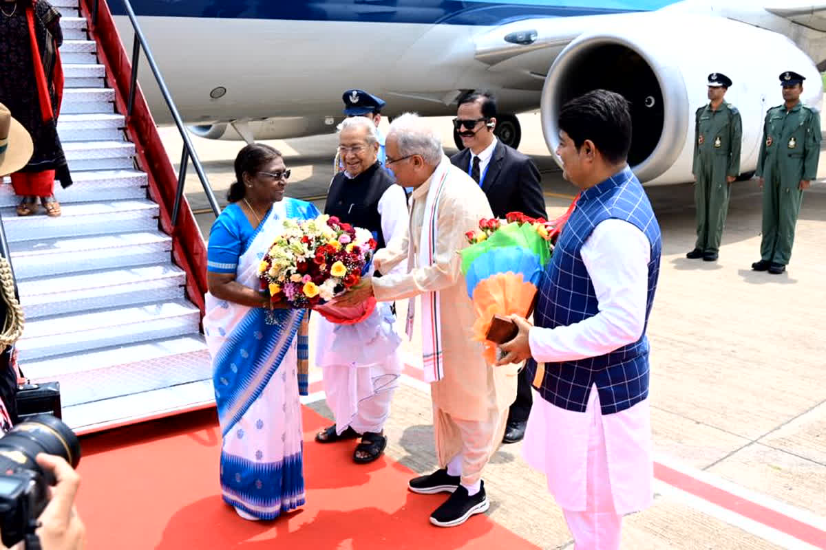 Droupadi Murmu in Chhattisgarh: रायपुर पहुंचीं राष्ट्रपति द्रौपदी मुर्मू, सीएम बघेल और राज्यपाल ने किया भव्य स्वागत