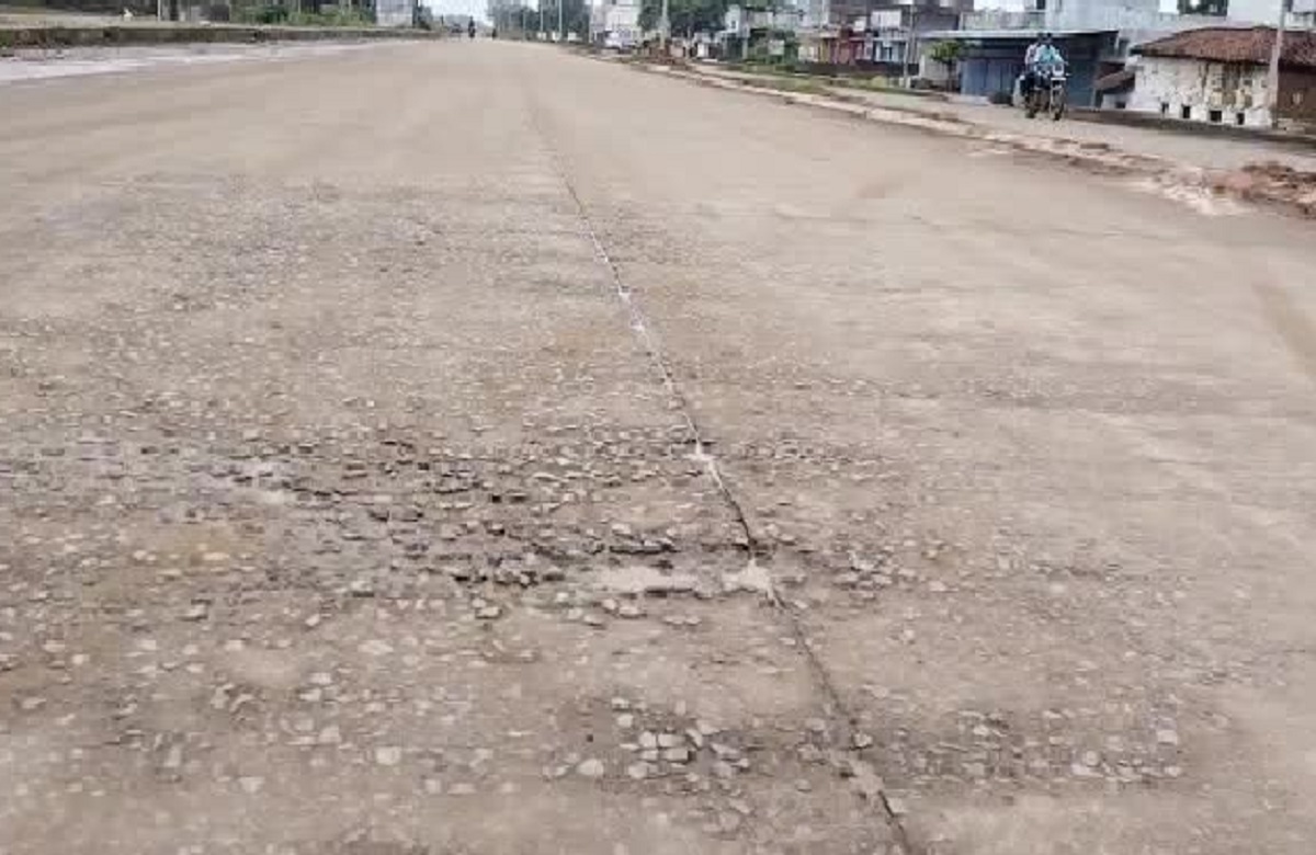 Dhamtari News: निर्माण से पहले ही सड़कों पर हुई दरारें, लापरवाही बरतने का आरोप लगाते हुए सांसद ने की परिवहन मंत्री से जांच की मांग