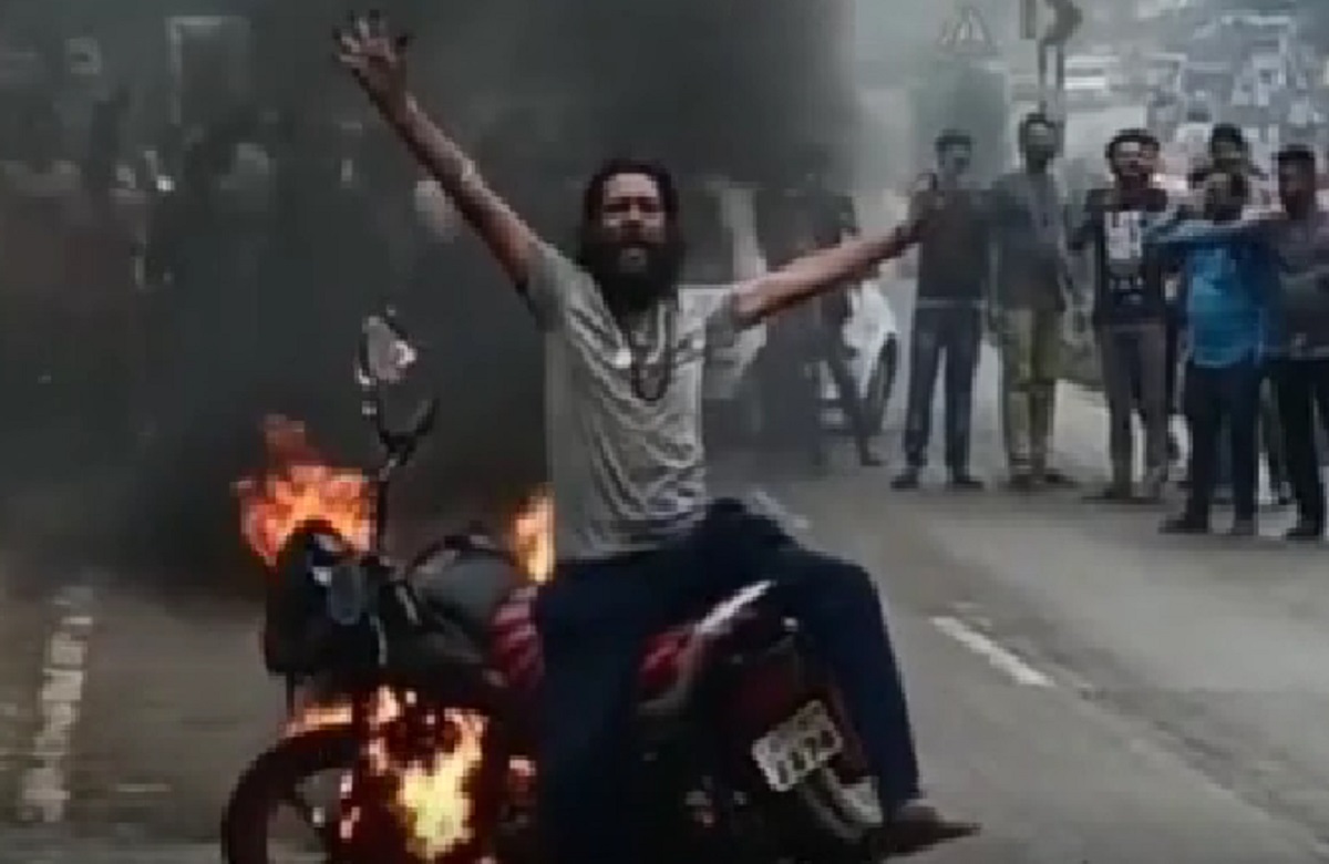 Dhar News: चलती बाइक में लगी आग, धूं- धूं कर जलती बाइक पर बहादुरी दिखाते युवक का वीडियो हुआ वायरल