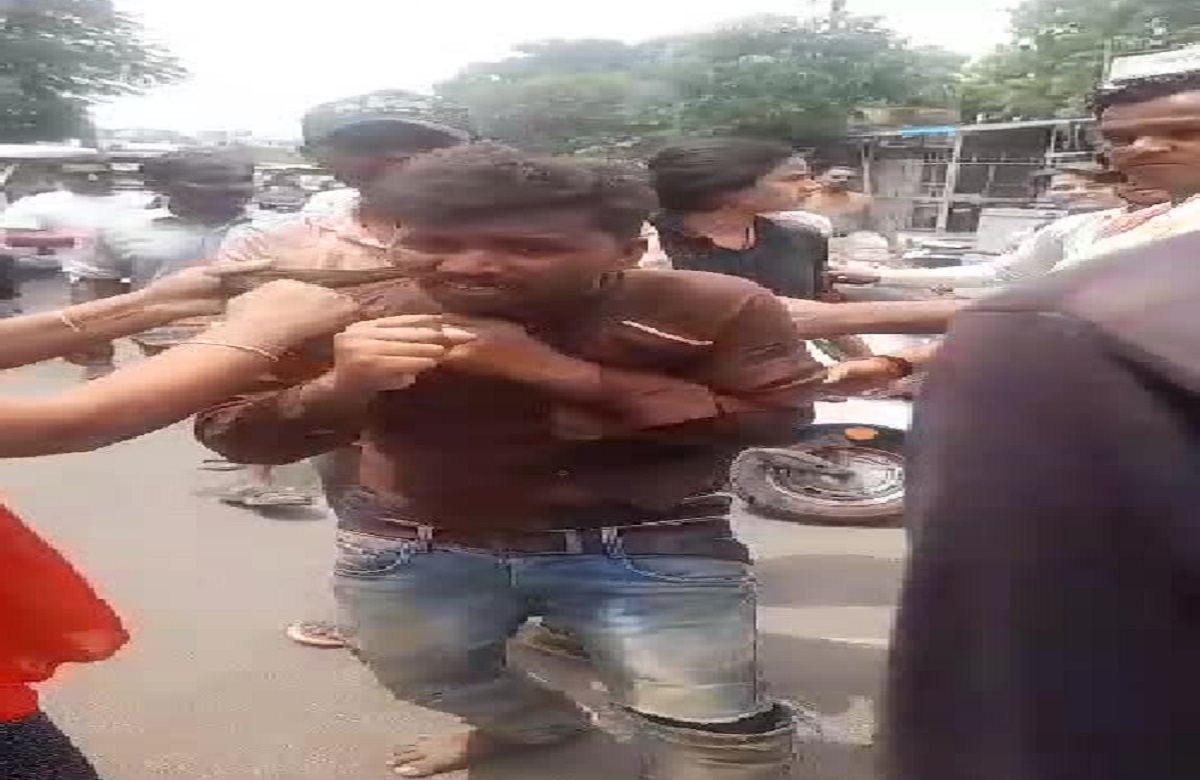 Jabalpur News: बच्चा चोरी मामले में परिजनों ने की युवक की पिटाई, वीडियो बनाकर सोशल मीडिया पर किया वायरल