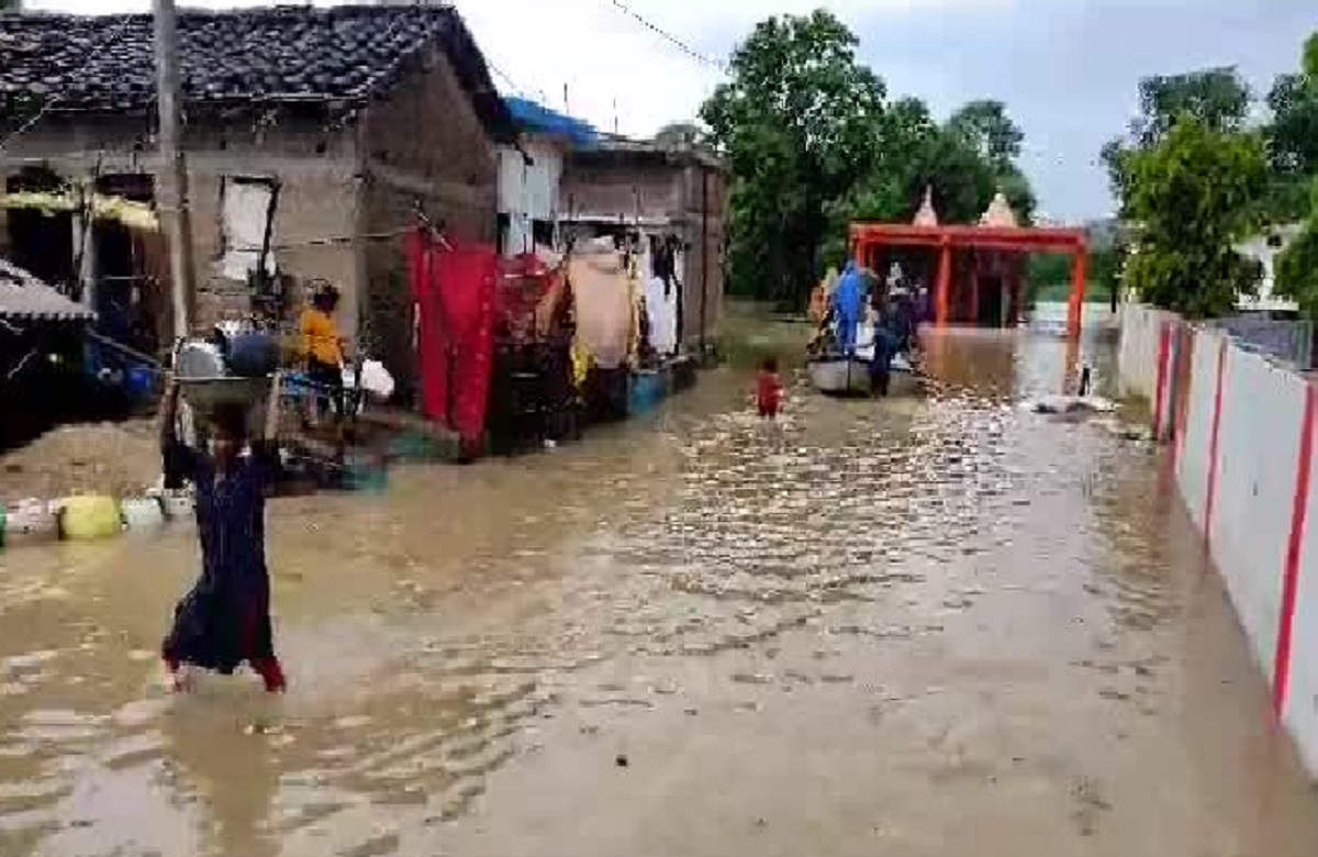 Jabalpur News: भारी बारिश के चलते टापू में तब्दील हुए गांव, पुल डूबने से सैकड़ों गांवों का संपर्क टूटा