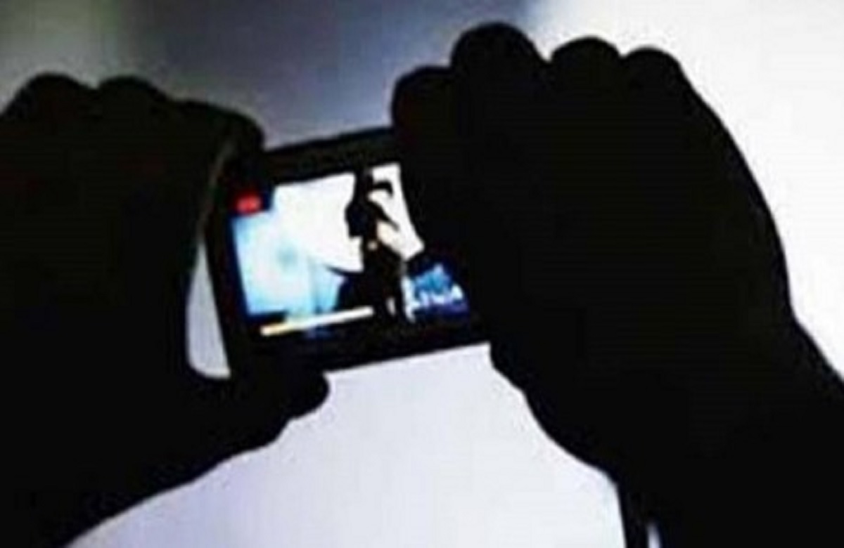 Watching Sexy Video in Classroom: क्लासरूम में छात्रों के साथ बैठकर Desi bhabhi Ka Sexy Video देख रहीं थी छात्राएं, मना करने पर प्रिंसिपल की कर दी कुटाई