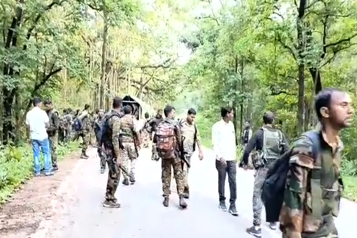 Police Naxalite Encounter: पुलिस नक्सली मुठभेड़ में एक हार्डकोर नक्सली ढेर, 250 राउंड चली गोलियां