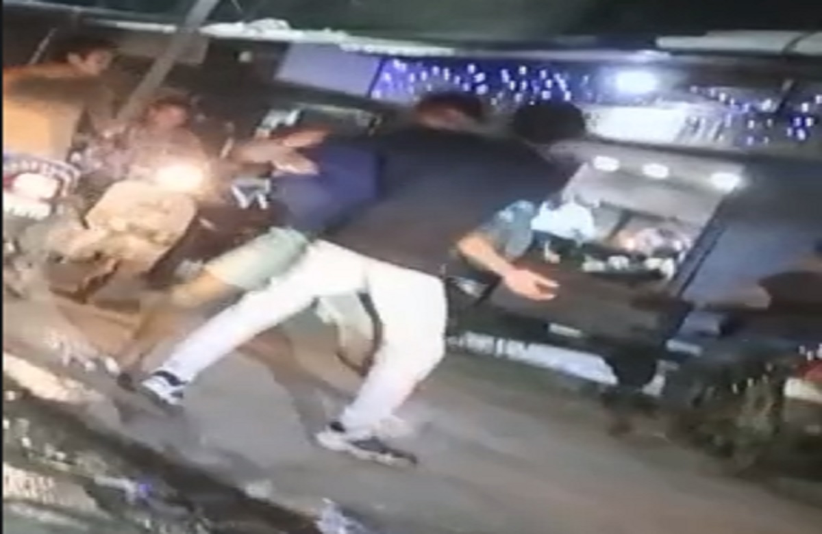 रायपुर के जयस्तंभ चौक में चाकूबाजी, अज्ञात लोगों ने युवक पर किया तबड़तोड़ हमला, वीडियो देख दहल जाएगा दिल