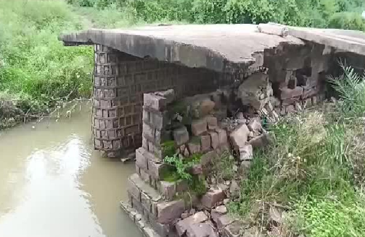 Raisen News: 17 साल बाद आज भी जर्जर हालत में टूटा हुआ है पुल, रोज होता है 20 गांव के लोगों का आवागमन , शिकायत के बाद भी नहीं हुआ निराकरण