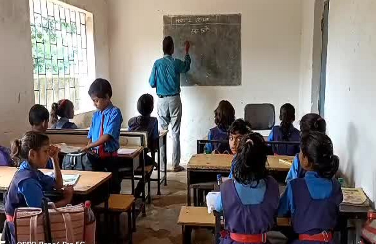 Sakti News: एक ही शिक्षक के भरोसे संचालित हो रहे स्कूल, अंधेरे में दिख रहा छात्रों का भविष्य