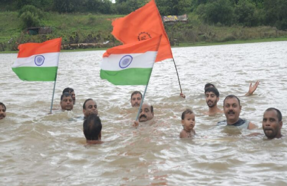 Jabalpur Tiranga Yatra: नर्मदा नदी की उफनती लहरों में ढाई साल की बच्ची ने किया कमाल, 10 किमी तैराकी कर बनाया रिकॉर्ड
