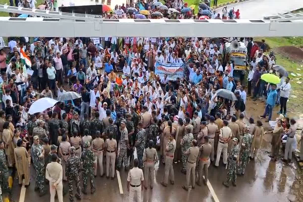 Health Worker Strike In Raipur : स्वास्थ्य फेडरेशन और अधिकारियों के बीच बातचीत विफल, सड़क पर बैठकर कर रहे हैं प्रदर्शन स्वाथ्य कर्मी