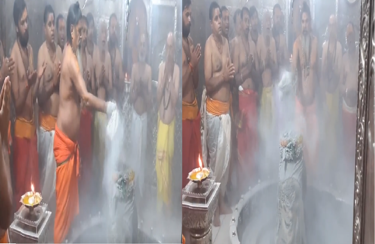 Ujjain Mahakal Bhasm Aarti: सावन के पांचवे सोमवार पर महाकाल मंदिर में उमड़ी भक्तों की भीड़, भस्म आरती में गूंजे हर-हर महादेव के नारे