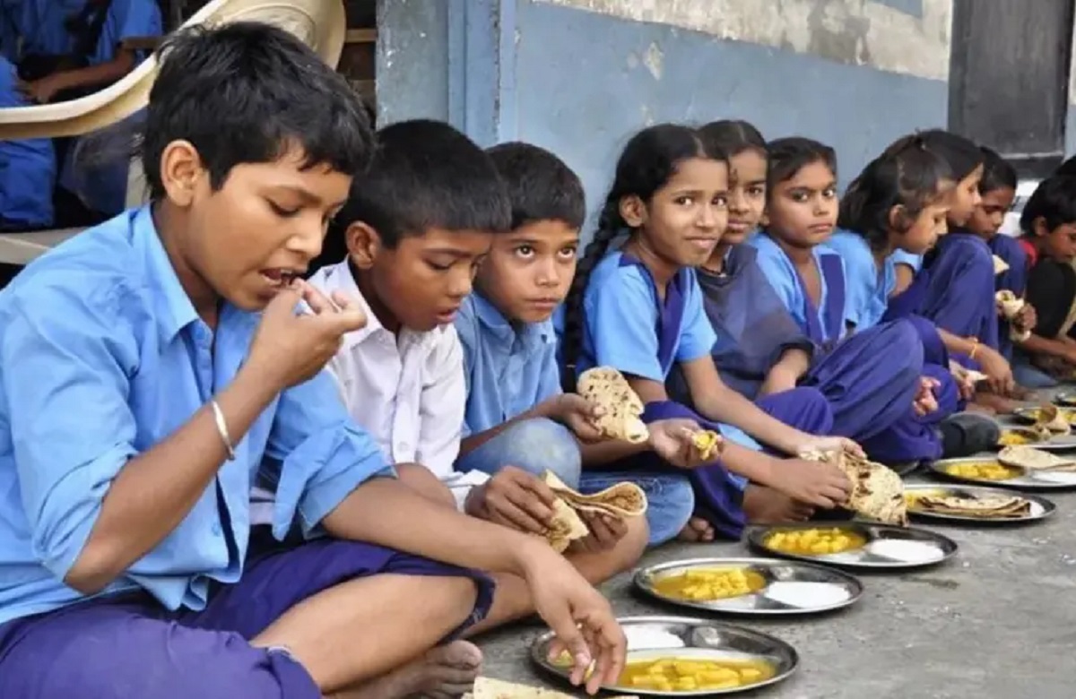 Mid day meal Yojana: स्कूलों में बदला मिड डे मील का मेन्यू, अब बच्चों को हर दिन मिलेगा ये खास व्यंजन