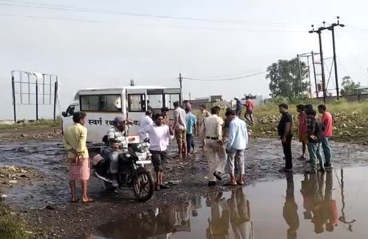 Vidisha News: अंडर ब्रिज पार करते समय हुआ हादसा, मोटर साइकिल सहित पुल में डूबा युवक